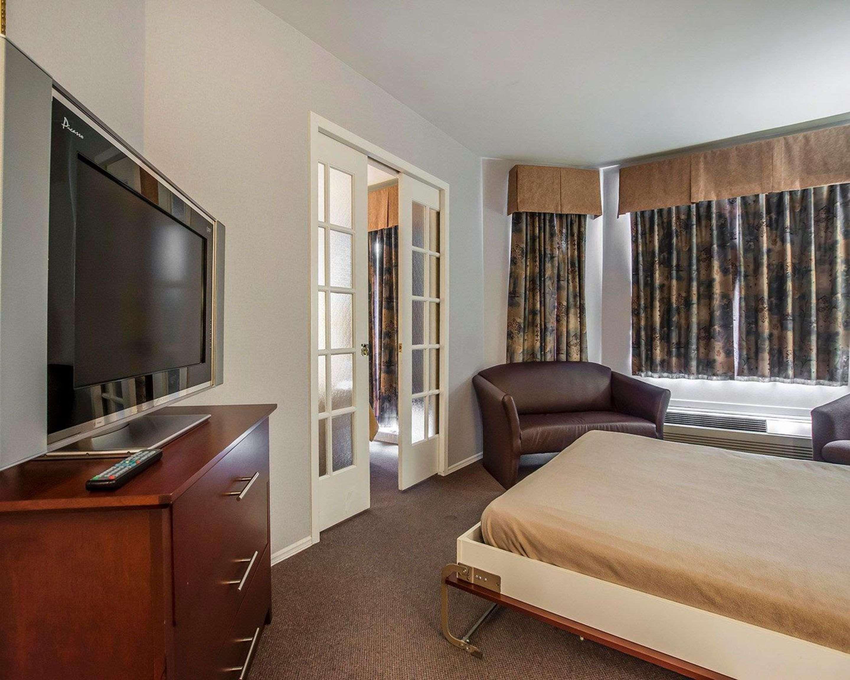 Quality Suites Sainte-Anne-de-Beaupre Exterior photo